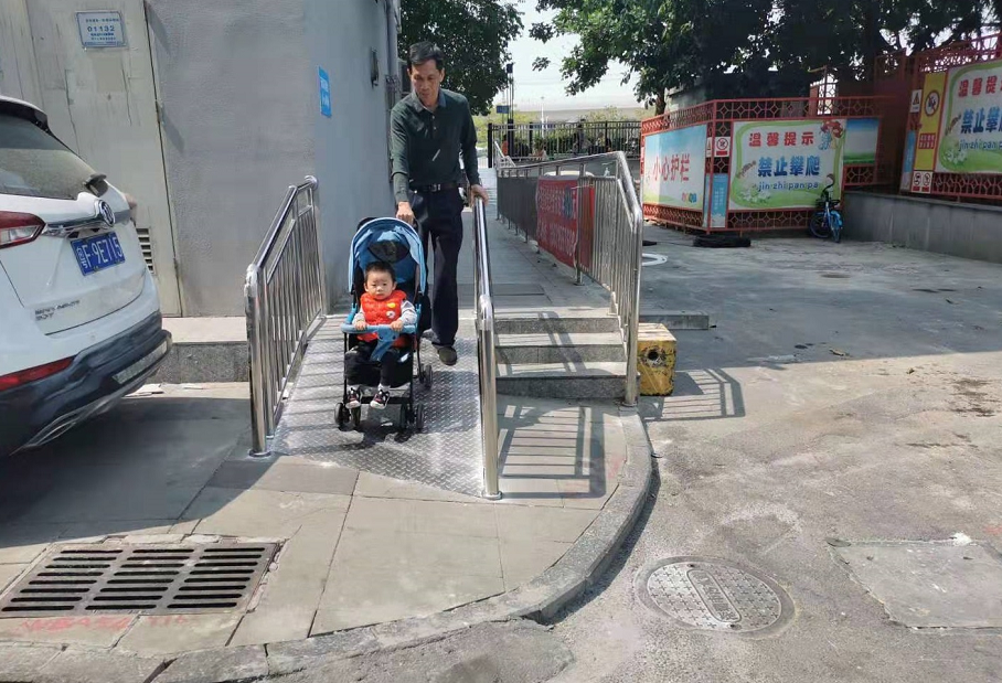 我为群众办实事福围社区建设无障碍通道0202让群众出行舒心又暖心