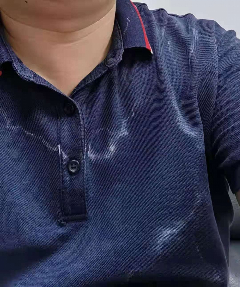 汗水反复湿透在衣服上析出一道道白色盐渍