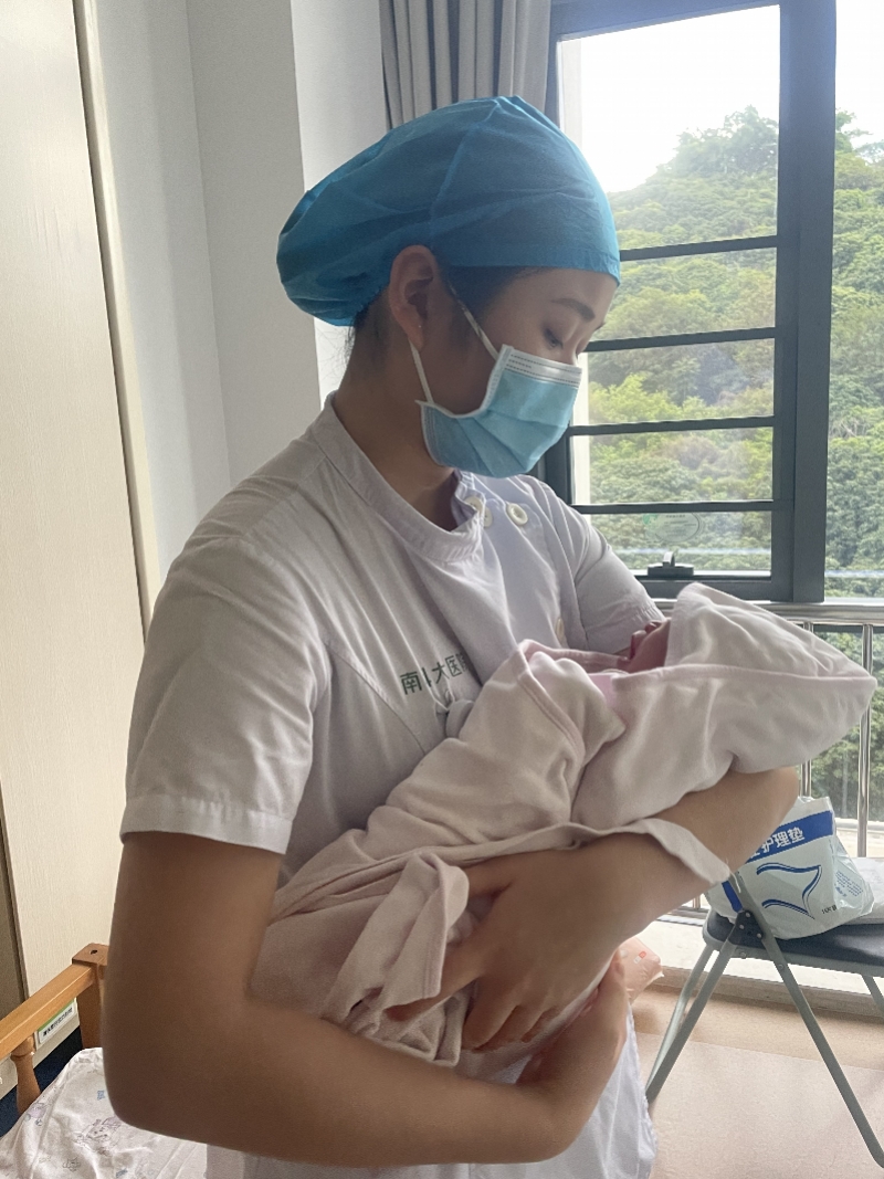 00后产科护士投入疫苗接种点年轻不代表没有经验