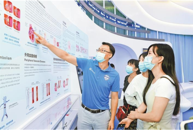 7月6日，先健科技大厦，工作人员向参观者讲解相关技术。