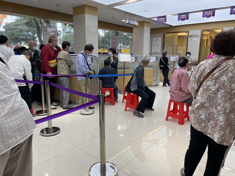 穗15家银行“适老化”深调研:多数未设专窗,排长队较常见