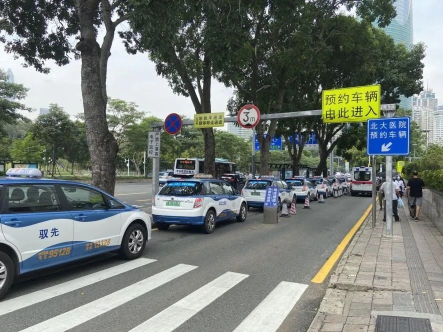 深圳医院停车场调查二丨医院门前排队车辆绵延百米有余，市民感叹“一位难求”