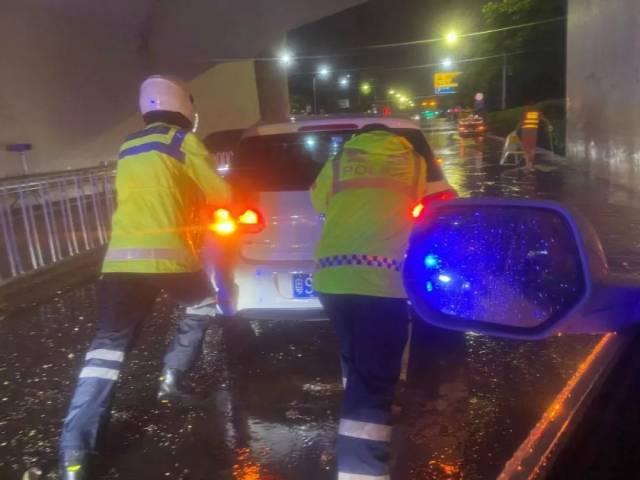 午夜直击！积水快速消退！暴雨中，这些身影让人放心…
