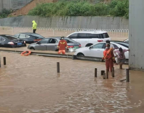 深圳福龙路段因暴雨多车被困！