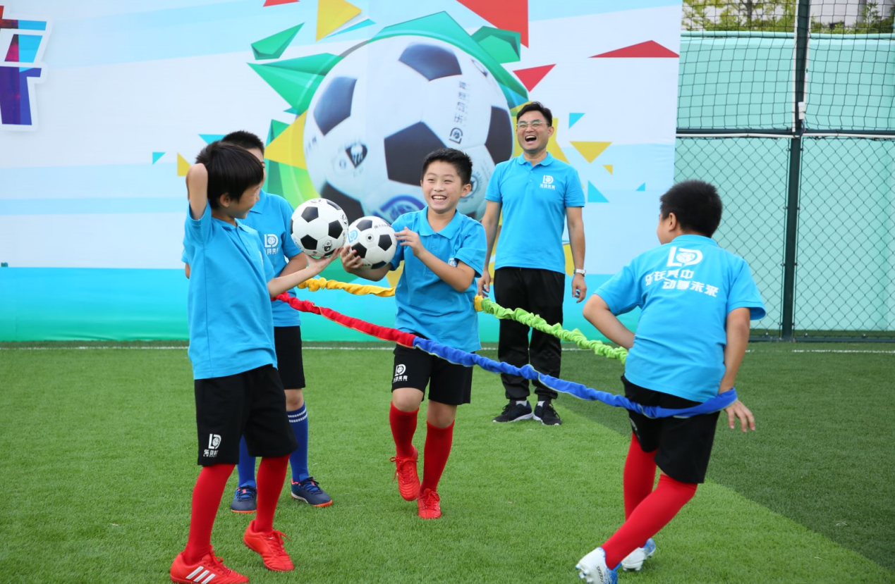 乐动体育精心设计亲子活动日家长与孩子一起通过游戏缓解疲劳