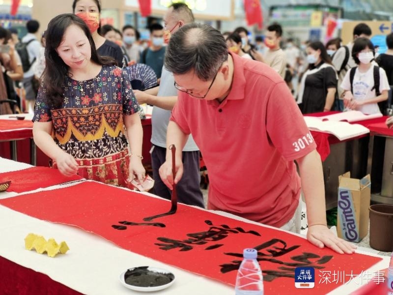 “我爱祖国！”深圳北站开展系列活动与乘客欢度国庆