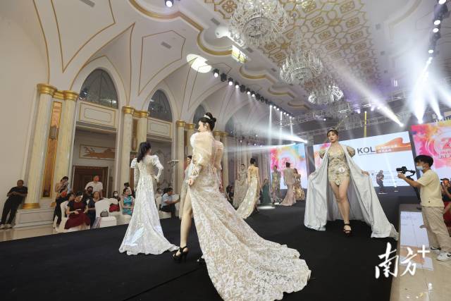 26位佳丽身着华丽晚礼服悉数登台亮相,每一次优雅的转身,每一次动人的回眸,都引来现场观众阵阵欢呼赞赏。 南方+ 鲁力 拍摄