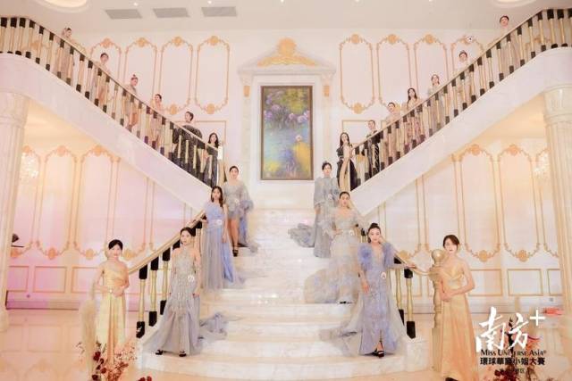26位佳丽身着华丽晚礼服悉数登台亮相,每一次优雅的转身,每一次动人的回眸,都引来现场观众阵阵欢呼赞赏。 南方+ 鲁力 拍摄