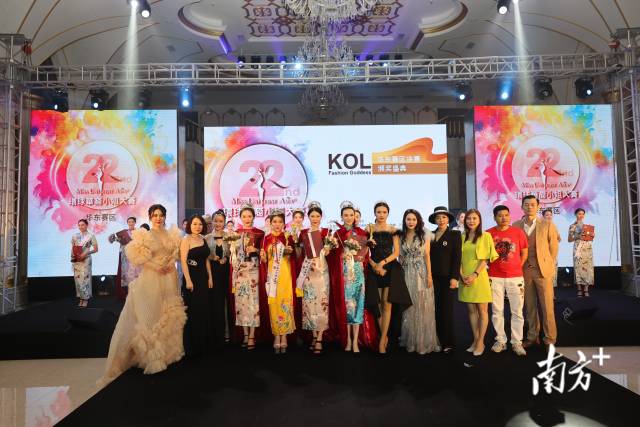 26位佳丽身着华丽晚礼服悉数登台亮相,每一次优雅的转身,每一次动人的回眸,都引来现场观众阵阵欢呼赞赏。 南方+ 鲁力 拍摄