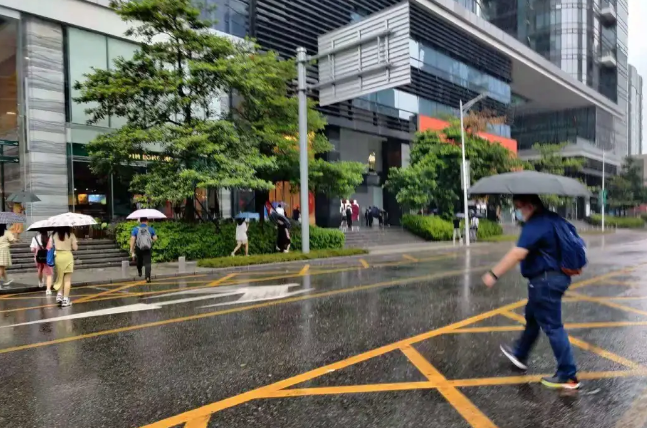暴雨橙色、台风白色预警生效，深圳未来两天降雨仍将持续