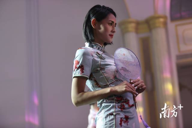 26位佳丽身着华丽晚礼服悉数登台亮相,每一次优雅的转身,每一次动人的回眸,都引来现场观众阵阵欢呼赞赏。 南方+ 鲁力 拍摄