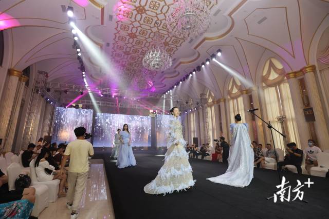 26位佳丽身着华丽晚礼服悉数登台亮相,每一次优雅的转身,每一次动人的回眸,都引来现场观众阵阵欢呼赞赏。 南方+ 鲁力 拍摄