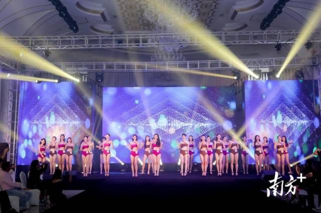26位佳丽身着华丽晚礼服悉数登台亮相,每一次优雅的转身,每一次动人的回眸,都引来现场观众阵阵欢呼赞赏。 南方+ 鲁力 拍摄