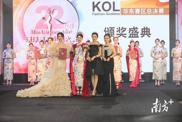 26位佳丽身着华丽晚礼服悉数登台亮相,每一次优雅的转身,每一次动人的回眸,都引来现场观众阵阵欢呼赞赏。 南方+ 鲁力 拍摄