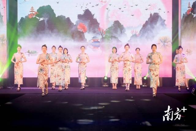 26位佳丽身着华丽晚礼服悉数登台亮相,每一次优雅的转身,每一次动人的回眸,都引来现场观众阵阵欢呼赞赏。 南方+ 鲁力 拍摄