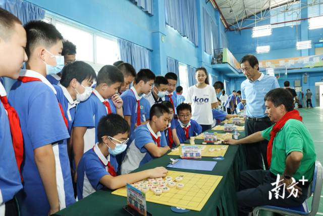 五十五名师生与五位大师同场对弈，经过近1个小时激战、最终大师们全胜对手。  南方+ 鲁力 拍摄