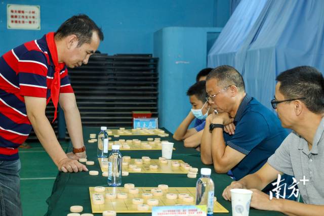 五十五名师生与五位大师同场对弈，经过近1个小时激战、最终大师们全胜对手。