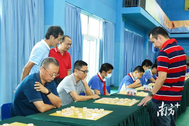 五十五名师生与五位大师同场对弈，经过近1个小时激战、最终大师们全胜对手。