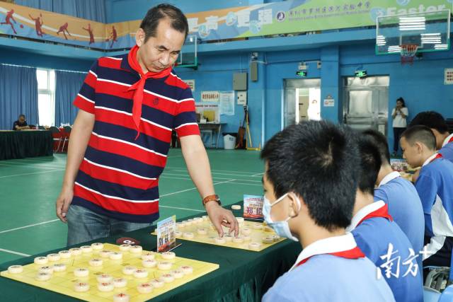五十五名师生与五位大师同场对弈，经过近1个小时激战、最终大师们全胜对手。  南方+ 鲁力 拍摄