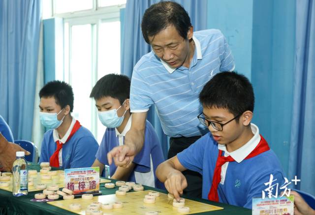 五十五名师生与五位大师同场对弈，经过近1个小时激战、最终大师们全胜对手。  南方+ 鲁力 拍摄