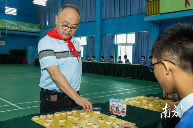 五十五名师生与五位大师同场对弈，经过近1个小时激战、最终大师们全胜对手。  南方+ 鲁力 拍摄