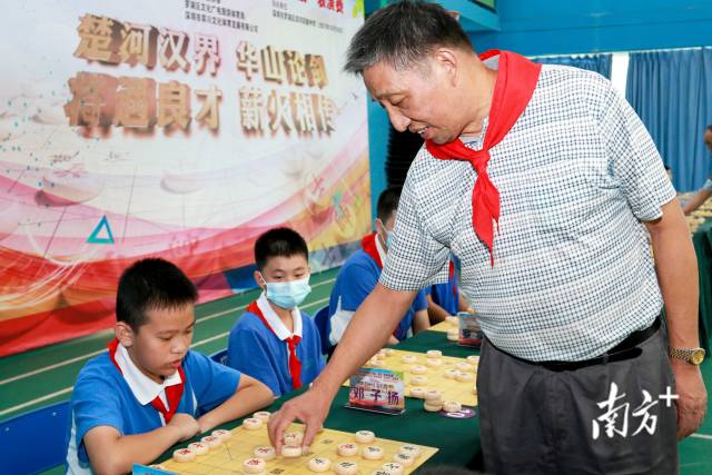 五十五名师生与五位大师同场对弈，经过近1个小时激战、最终大师们全胜对手。