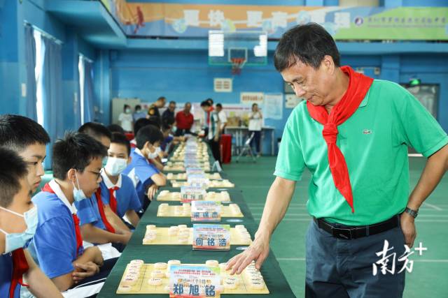 五十五名师生与五位大师同场对弈，经过近1个小时激战、最终大师们全胜对手。