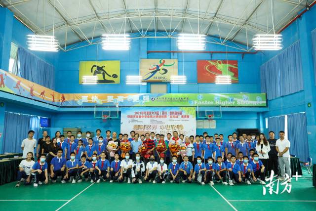 五十五名师生与五位大师同场对弈，经过近1个小时激战、最终大师们全胜对手。  南方+ 鲁力 拍摄