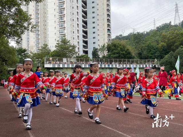 深圳一学校举行体育节，开幕式现场太精彩了