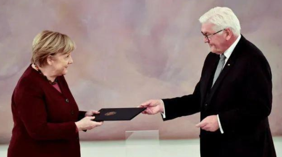 德国总统向默克尔递交任期结束通知