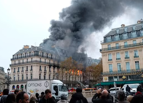 巴黎歌剧院加尼耶宫附近大楼发生火灾，浓烟冲天火势难以控制