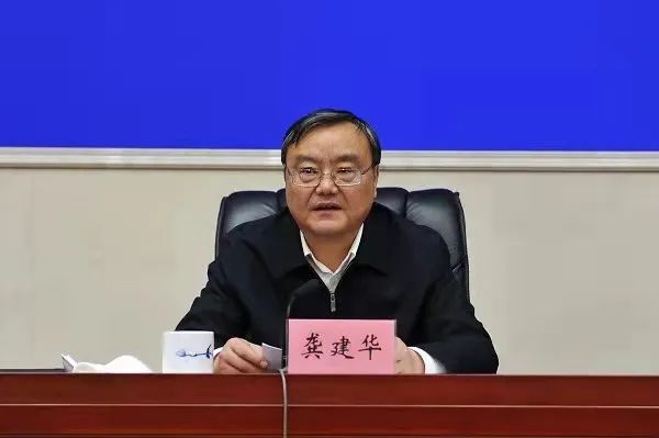 南昌本地人,长期在江西工作,曾任宜春市委副书记,市长,抚州市委书记