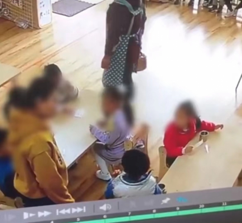 上海一幼儿园两名教职工用木梳打幼儿头部、扇耳光等！被拘留