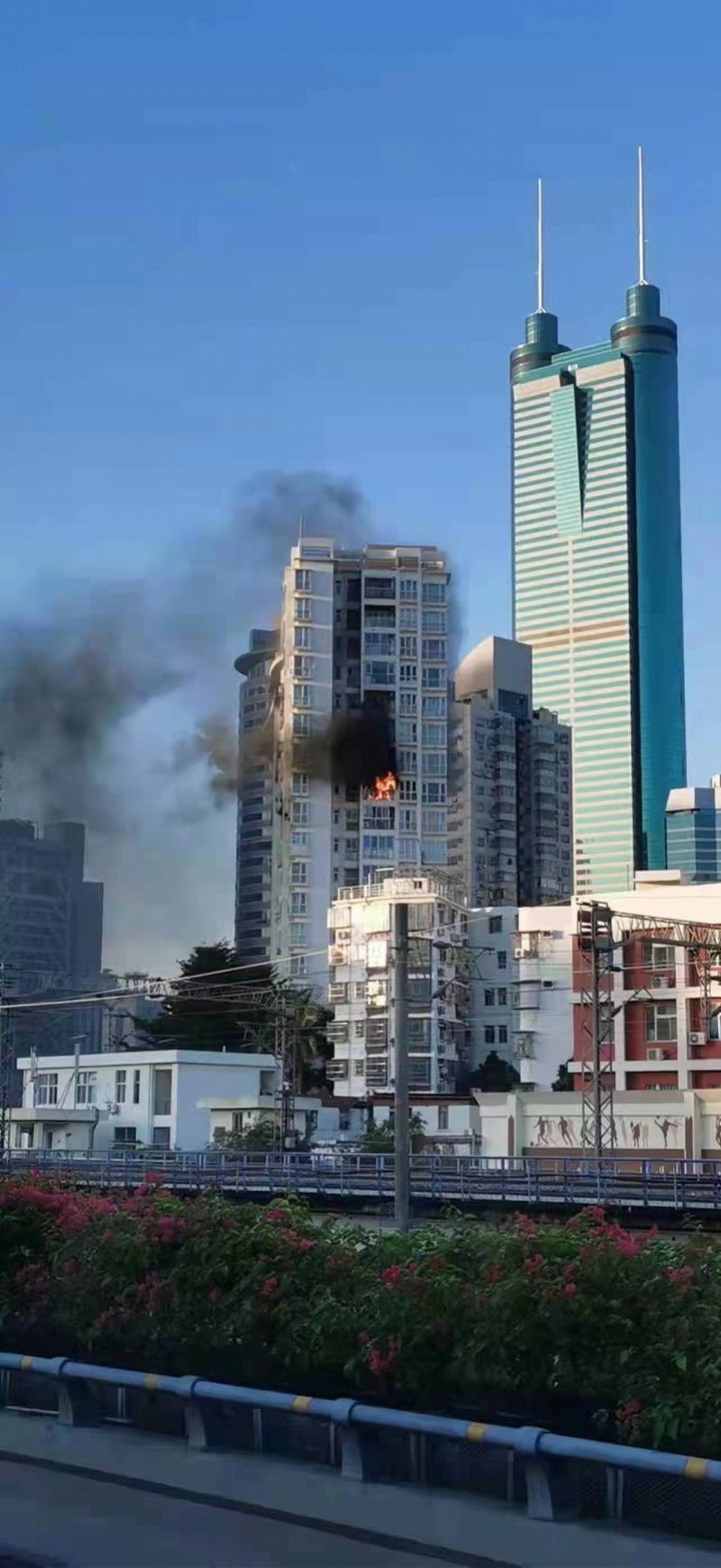 深圳一小区13楼清晨起火消防救出5名被困群众无伤亡