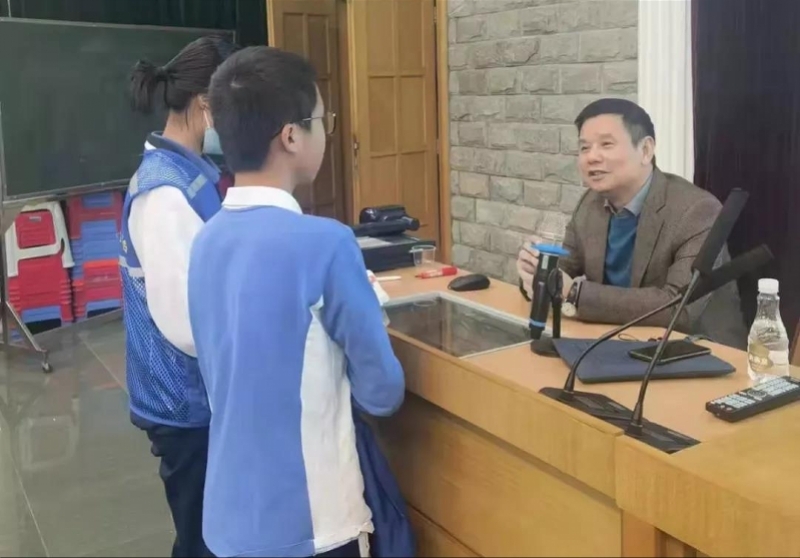 著名诗人杨克走进新洲中学，与师生畅谈诗歌创作背后的故事
