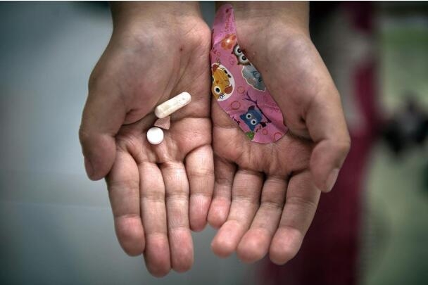 “毒贩”母亲案后续：千余家长求药，未上市药品进口如何激活