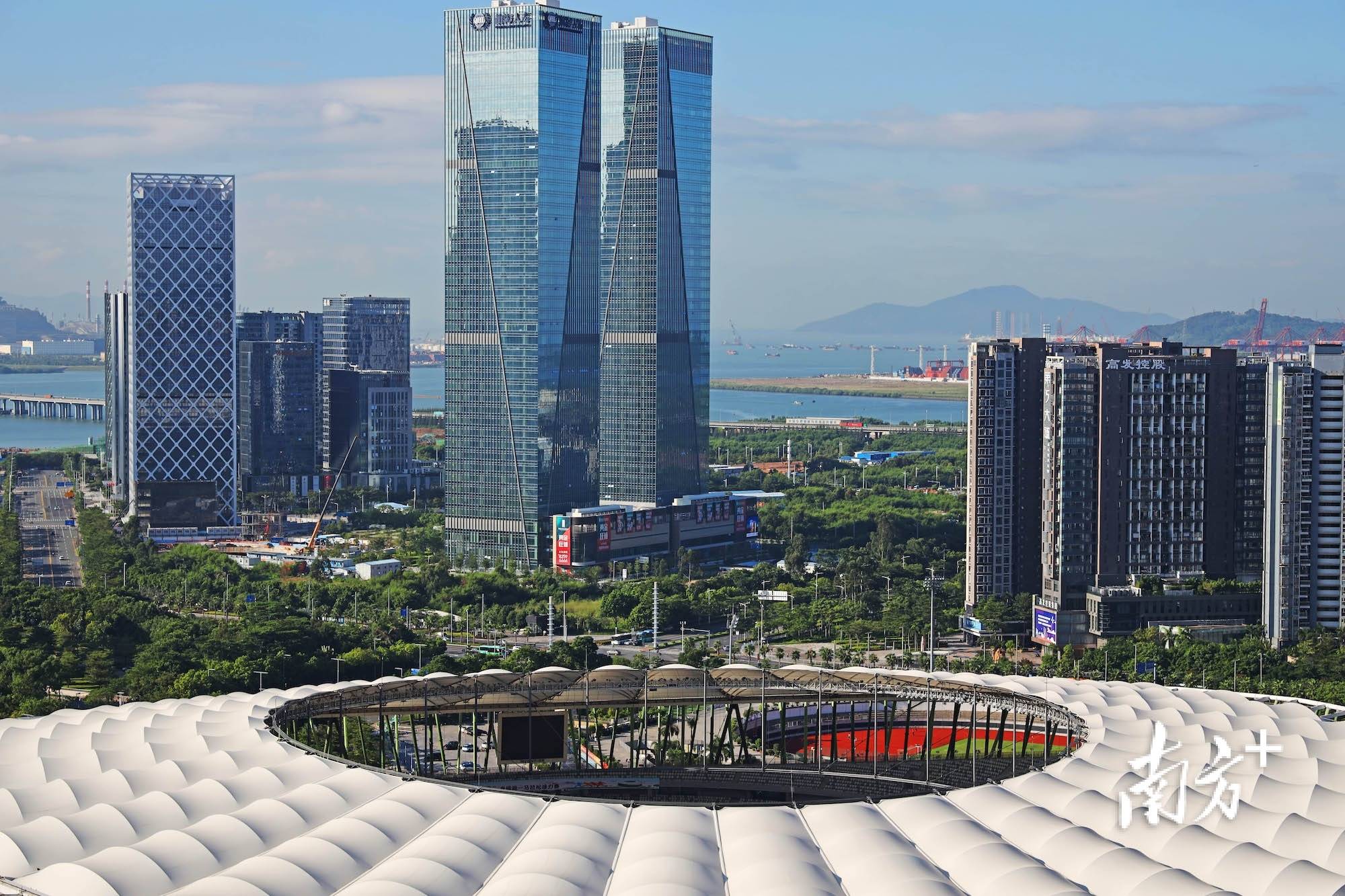 壹方中心,海纳百川大厦,深圳前海人寿金融中心等总部高楼林立,和远处