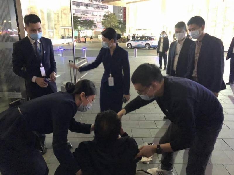 深圳男子在市中心突然晕倒，附近大厦保安3分钟施救跑赢死神