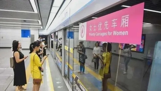 深圳一女子车厢内挨个嘲讽男乘客不让座，地铁方回应