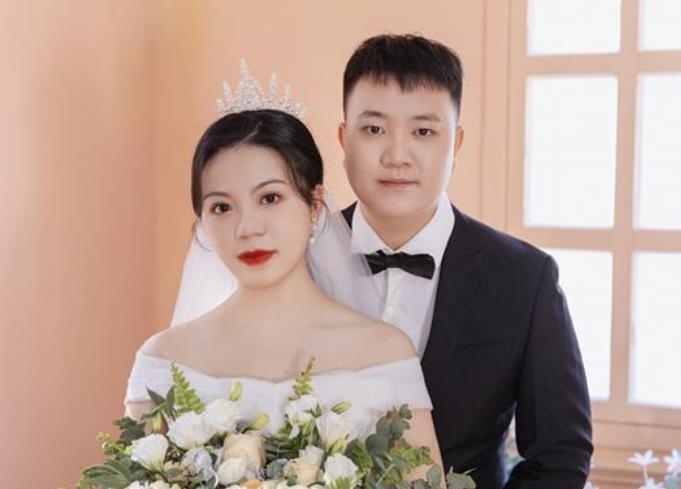 婚纱变成防护服 “深圳最美护士新娘”缺席自己的婚礼