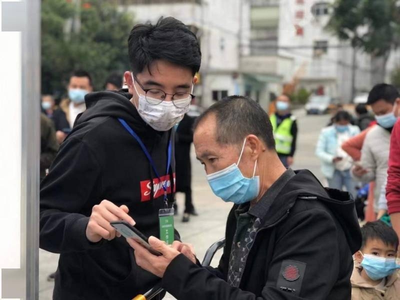 深圳光明区教师化身核酸检测志愿者，“站岗”到深夜11点