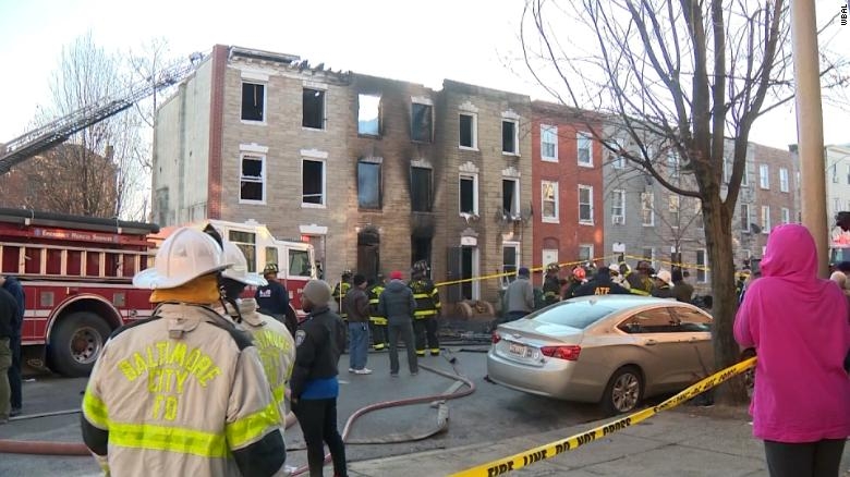 美国一公寓起火后部分倒塌，4名消防员被埋！已致3死1重伤