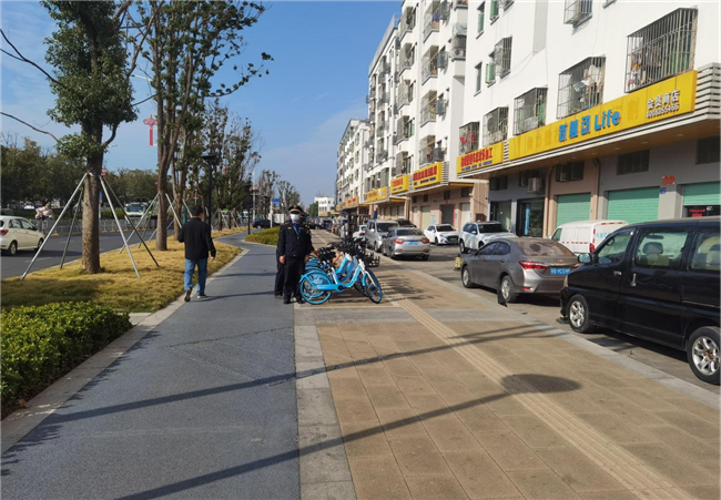 燕罗街道开展共享单车随手扶活动_深圳街坊_深新闻_奥一网