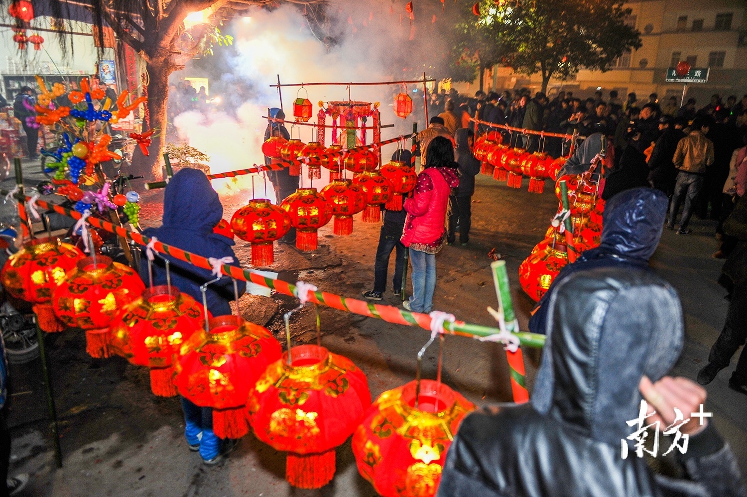 元宵节,大埔县西河镇的传统习俗"赛花灯,又叫"扫街灯,当天西河镇漳