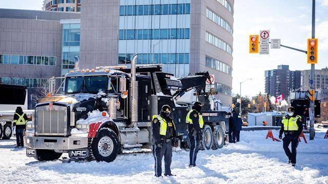 加拿大警方大规模驱散反疫苗抗议者！3名组织者面临刑事指控