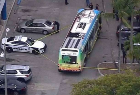 美国公交车上发生枪击案致2死！枪手与警方对峙1小时后自首