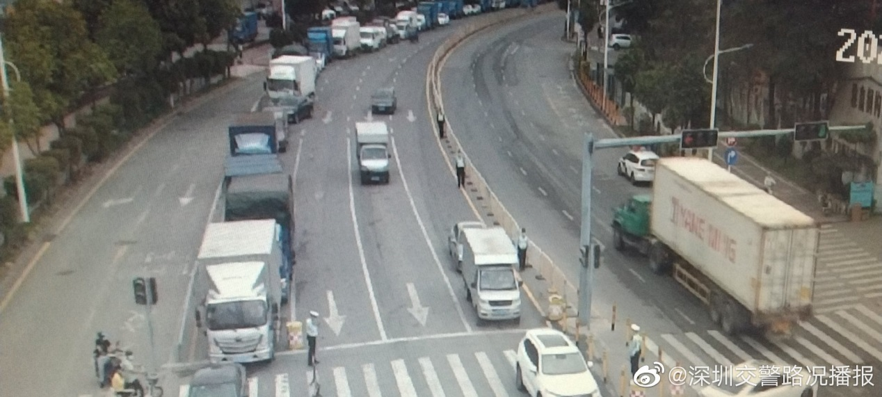 多个路段车辆缓行，深圳交警提醒车友提前准备粤康码