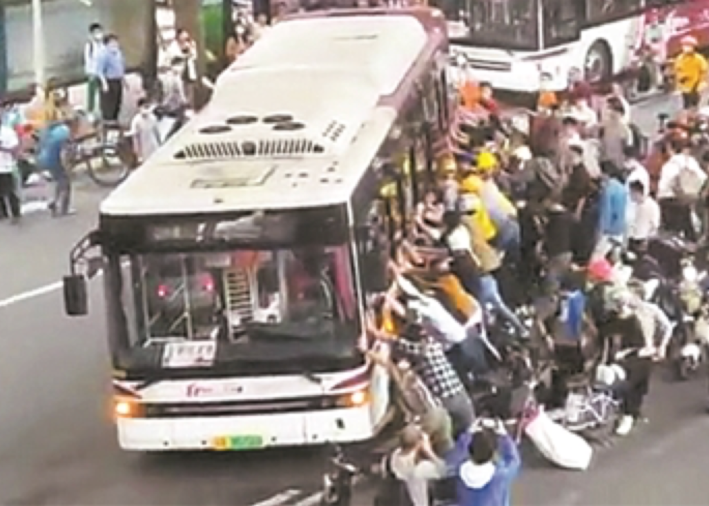 市民齐抬公交救人，这就是广州