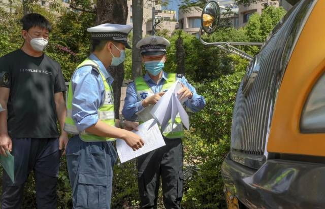深圳中小学学生即将返校，交警开展校车安全大检查