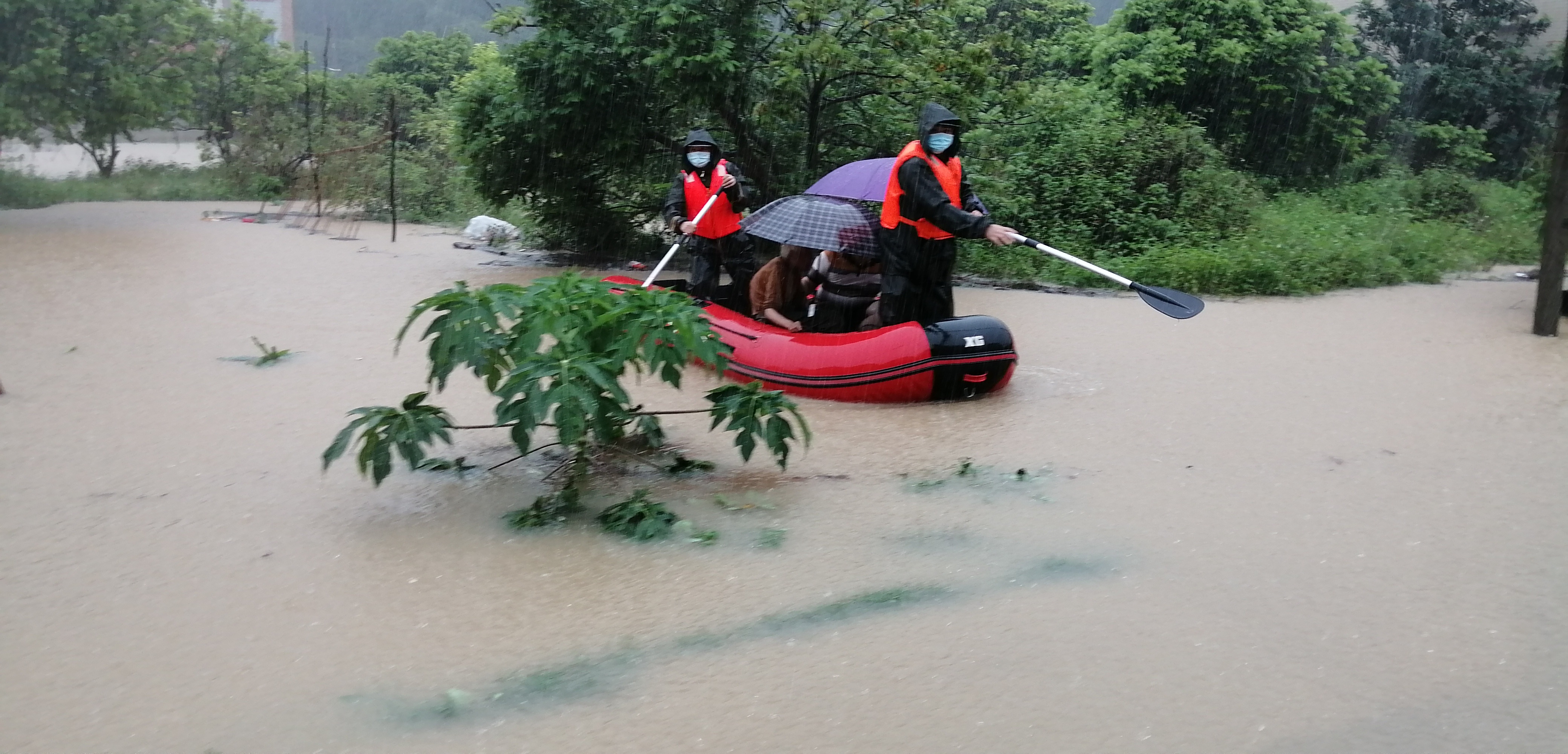抢修塌方道路救助受困群众清远全力以赴